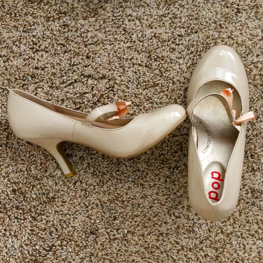 Beige Mary Jane heels EUC